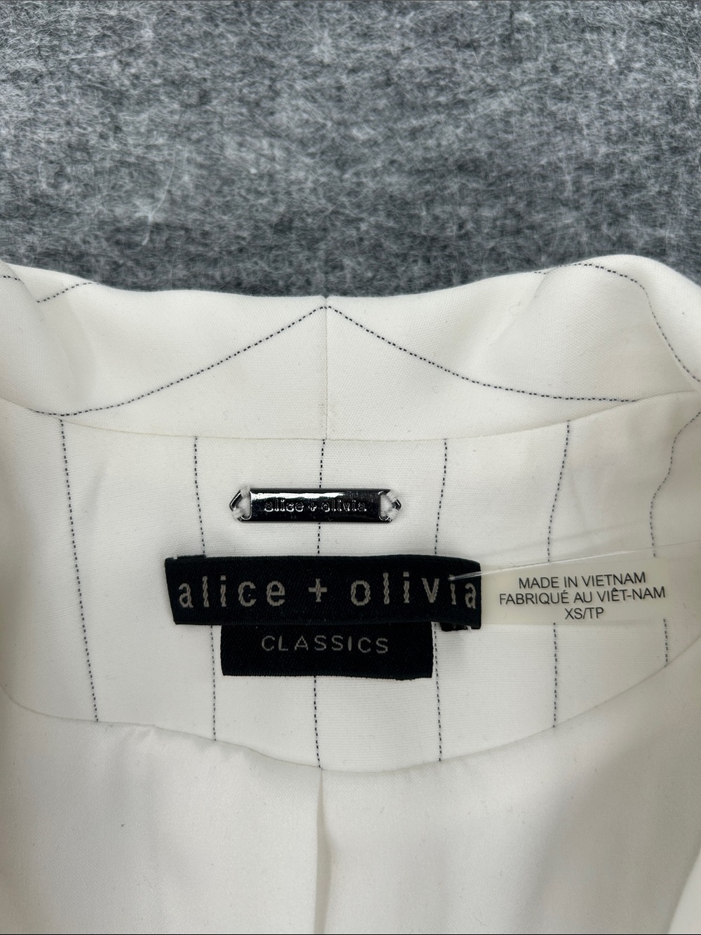 Alice & Olivia Kylie Shawl Collar Pinstripe Blazer XS White City Chic Work - Picture 2 of 14